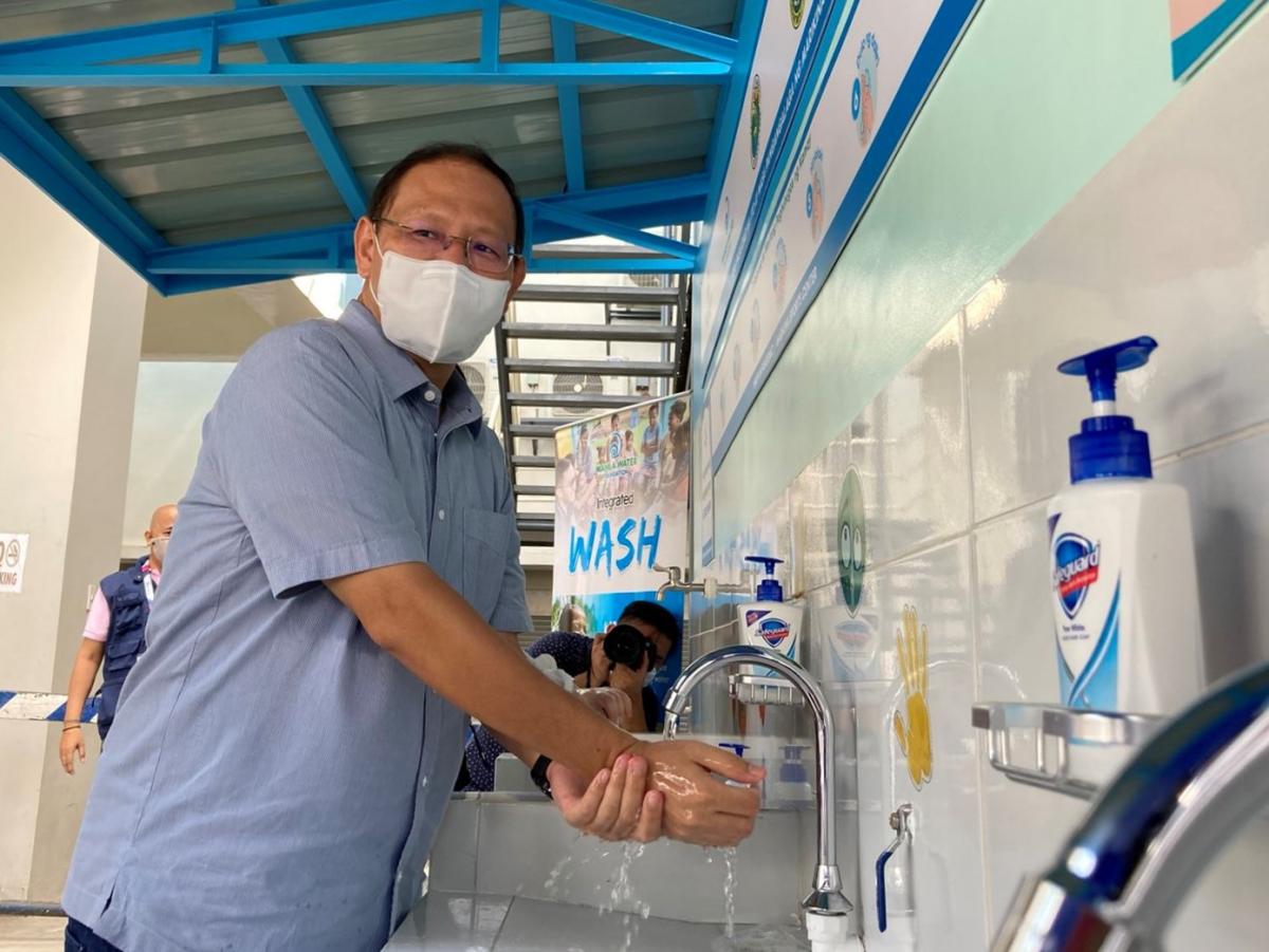 Mayor Marcy Teodoro commended the design of the handwashing facilities, saying that it is hygienic and functional with its well-planned design.